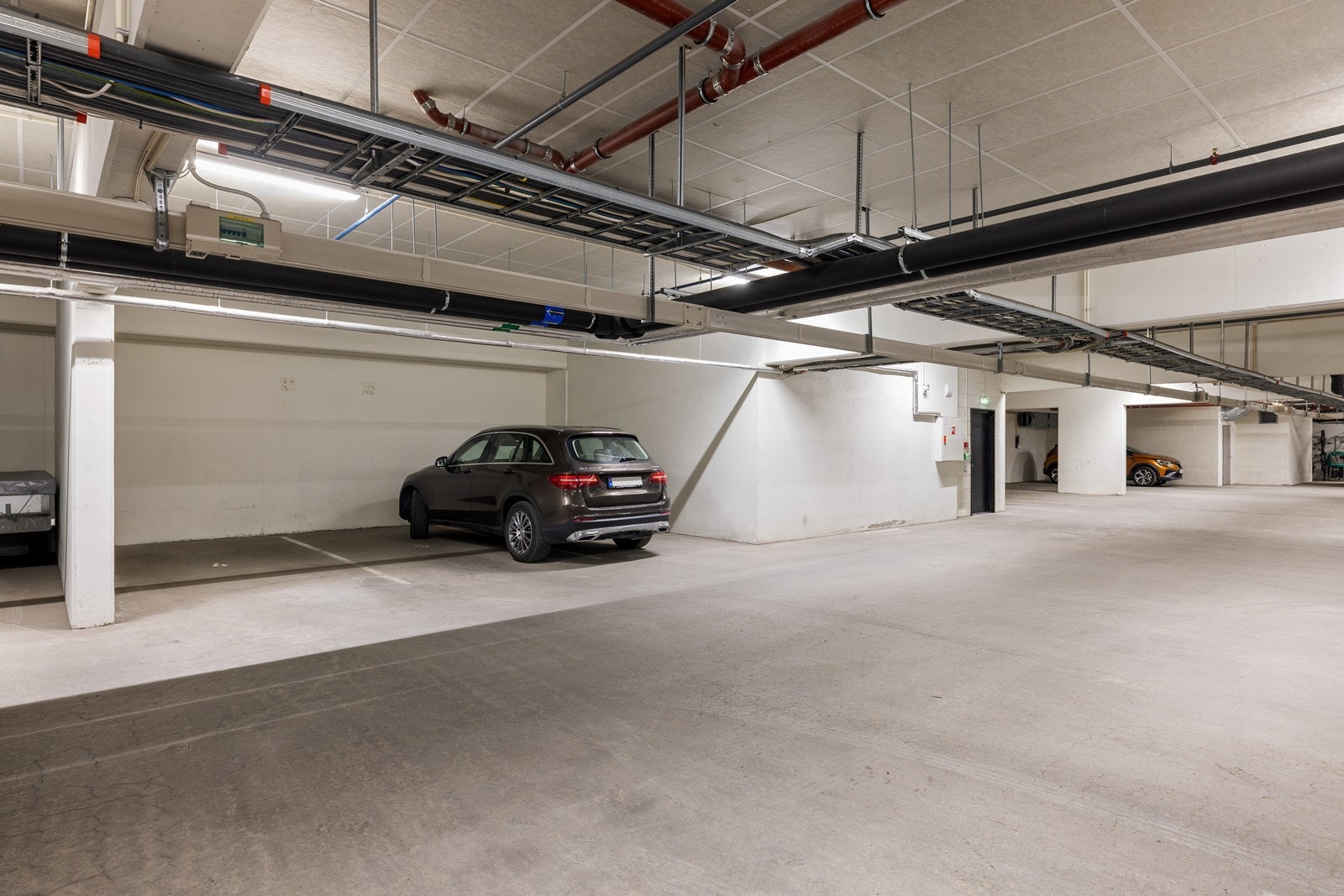 Det disponeres bruksrett til garasjeplass (nr. 30004) i garasjesameiet. Galleribilde
