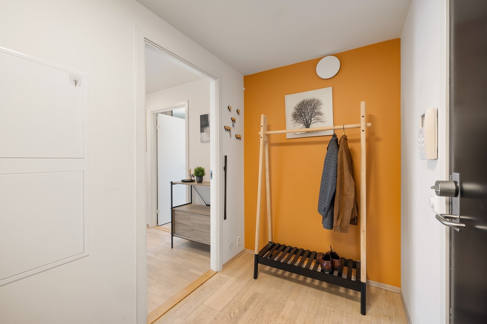Dørcalling med åpner gjør det enkelt å slippe inn gjester fra bakkeplan. Galleribilde