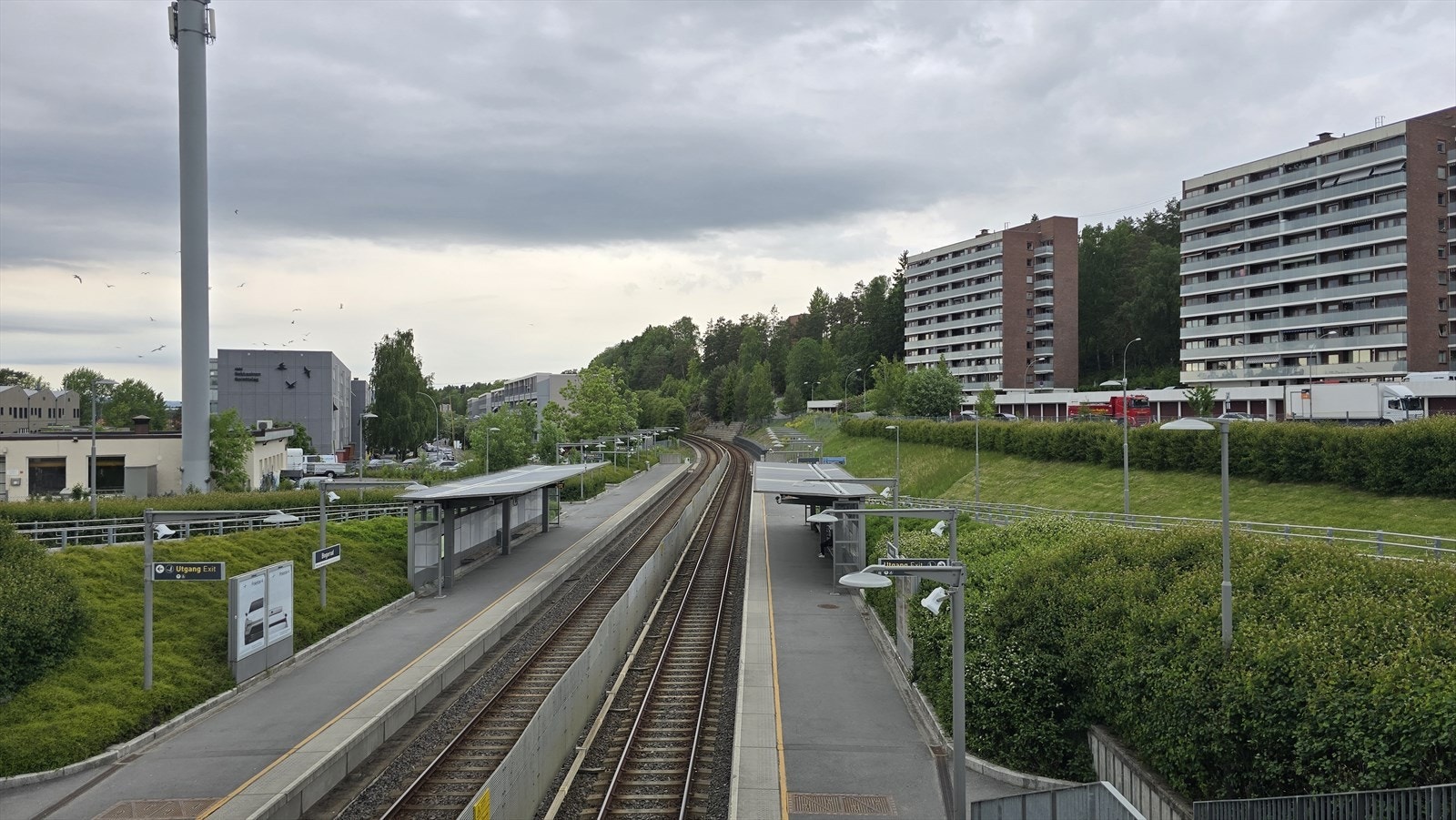 Gode kollektivmuligheter fra boligen med kort vei til T-bane og buss. Nærmeste T-banestopp er Bogerud. Lambertseter er 10 minutter med buss fra boligen. Galleribilde