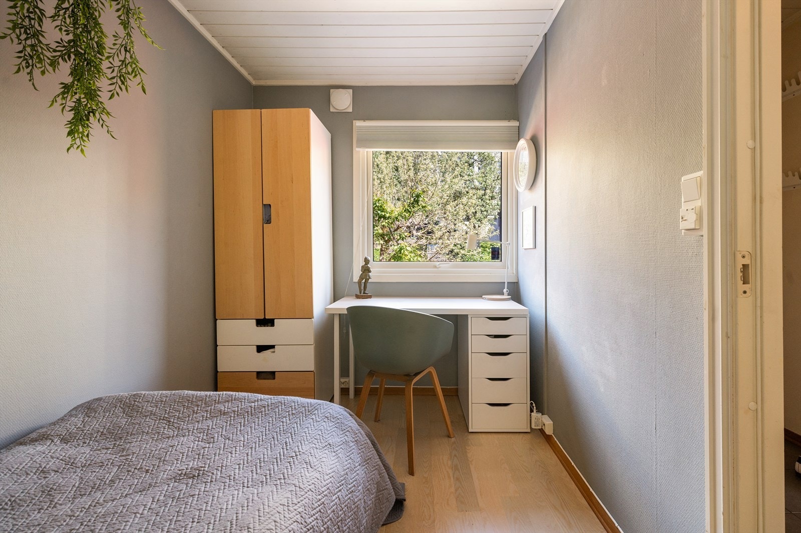 Soverom 2 med plass til kontorpult og garderobeskap. Galleribilde
