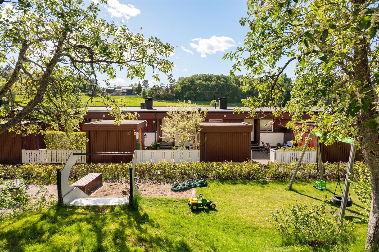 Lekeplassen er rett ved boligen som er meget praktisk hvis man har små barn. Galleribilde
