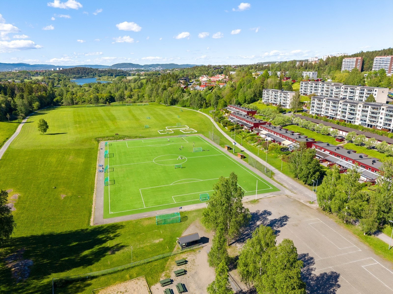 Grøntområdene på nedsiden. På vinteren blir det skiløyper rett utenfor og skøytebane. Galleribilde