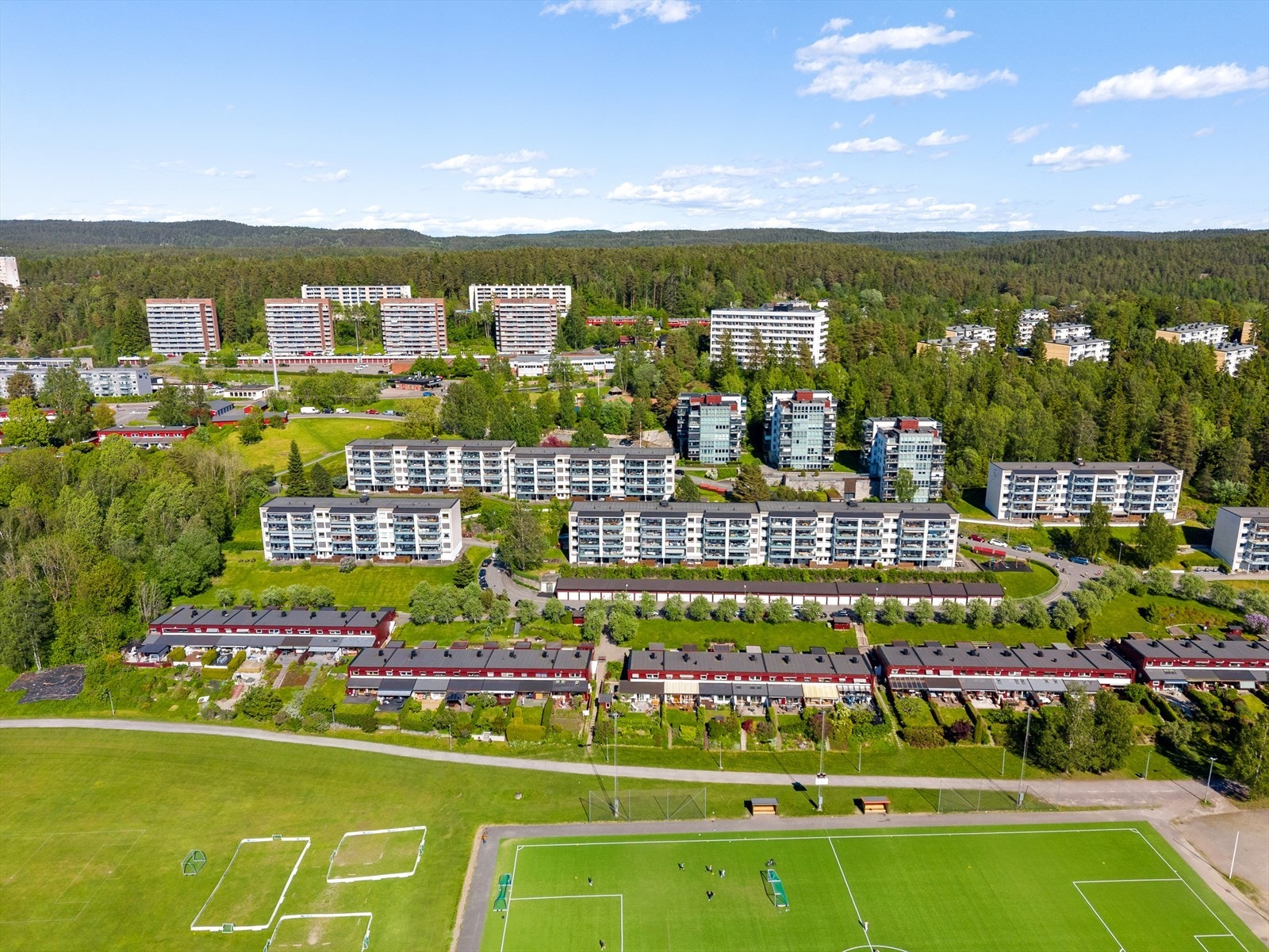 Et populært område med trygge skoleveier, 5 minutters gange til dagligvare, senter med butikker og servicetibud. Dette er et godt nabolag! Galleribilde
