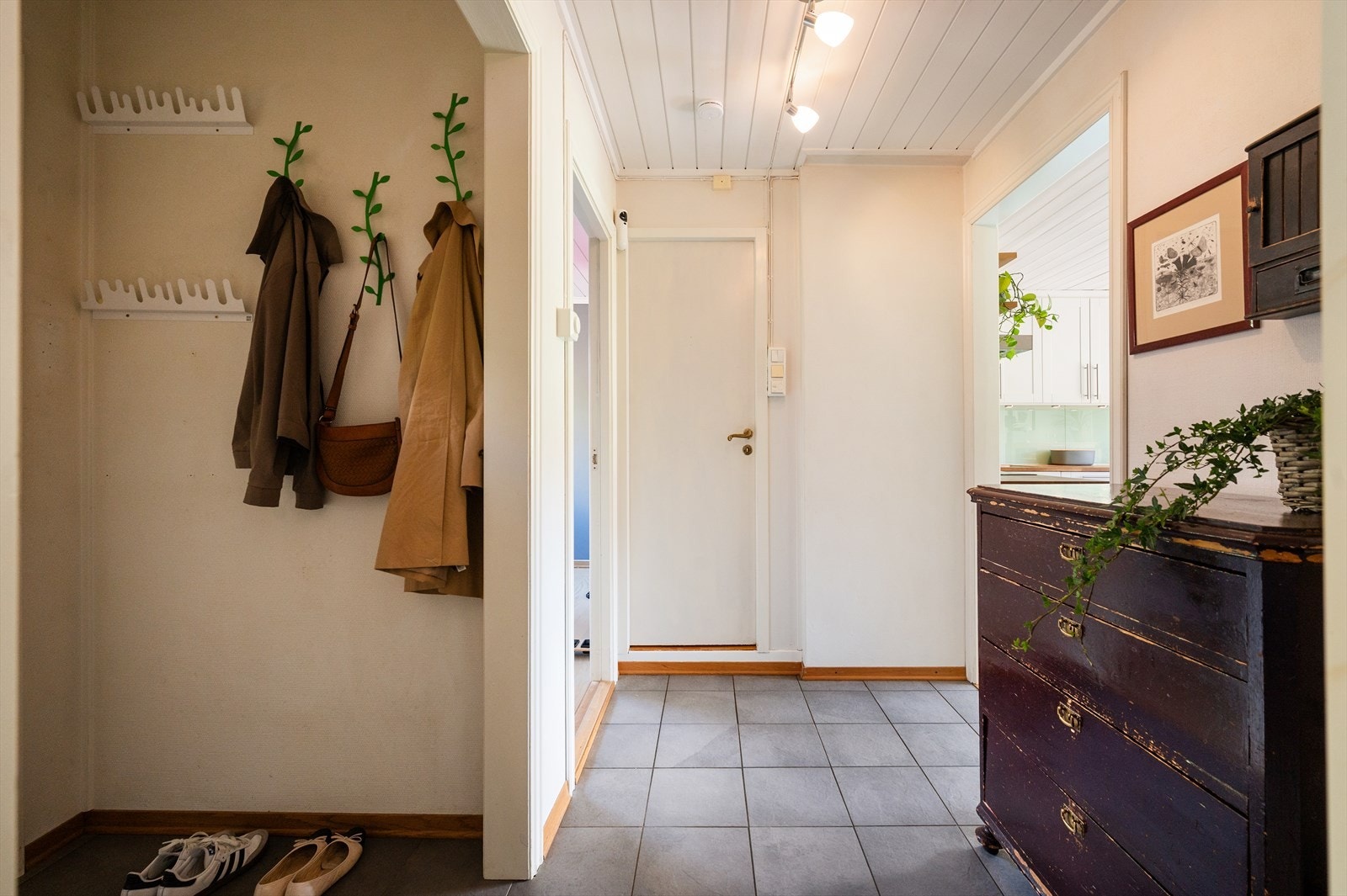 Koselig og innbydende entré med flislagt gulv og god plass til kommode, skoskap etc. Galleribilde