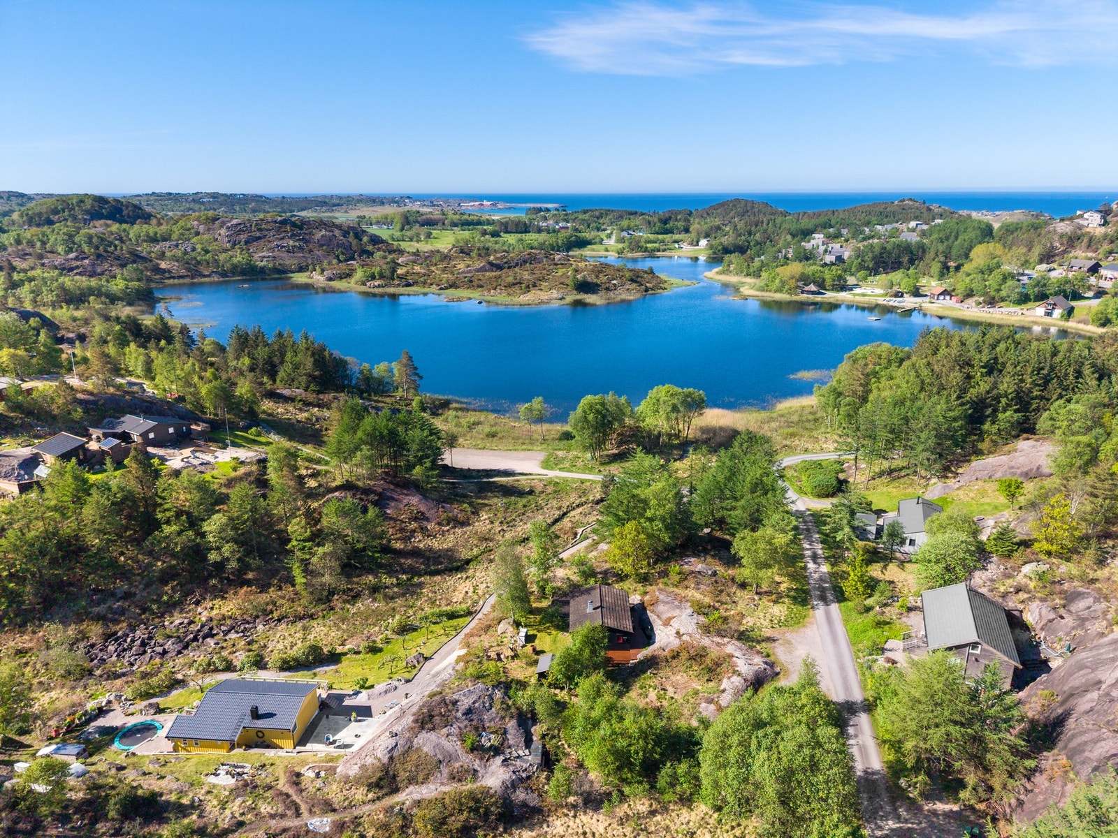 Ogna golfklubb ligger bare et steinkast unna. Fritidstilbudene er mange og varierte i området. I tillegg til turstier langs sjø og i innlandet, sykkelstier og bading finnes det svært mange helårsaktiviteter rundt Ogna Galleribilde