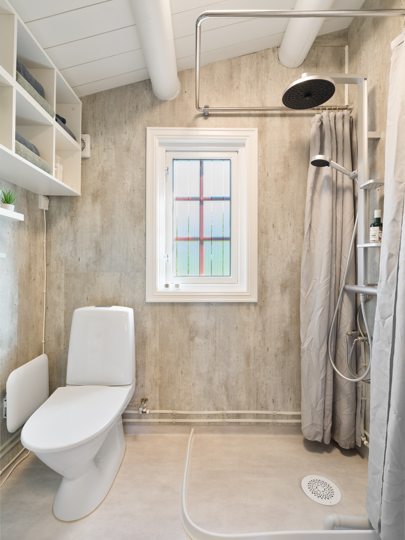 Badet/vaskerommet er etablert i 2023 og har belegg på gulv, samt baderomsplater på vegger. Galleribilde