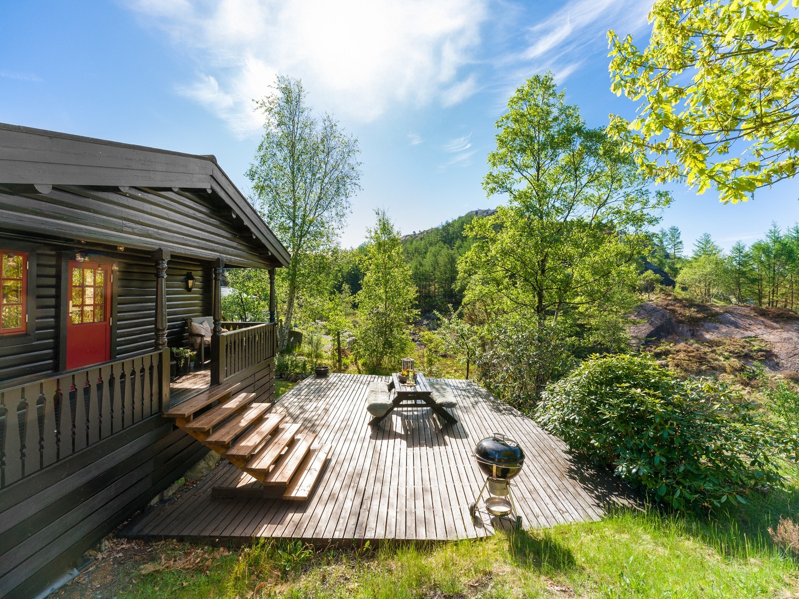 Utsikten mot vannet åpnet opp og forbedret, og det er oppført terrasse ved inngangspartiet som skaper et hyggelig uteområde Galleribilde