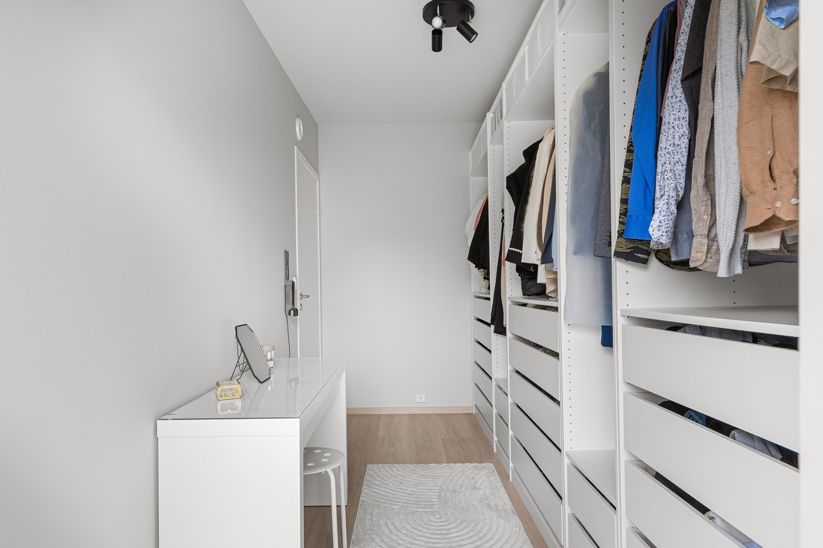 Soverom 2 blir i dag brukt som walk-in garderobe Galleribilde