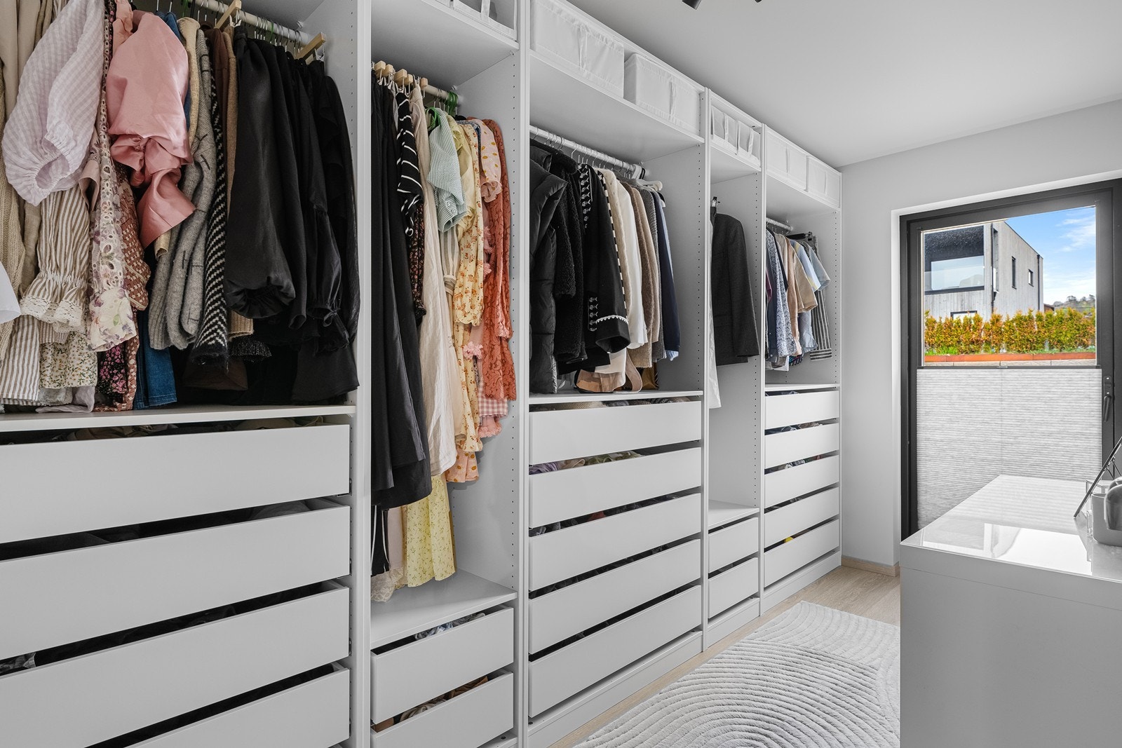 Soverom 2 blir i dag brukt som walk-in garderobe Galleribilde