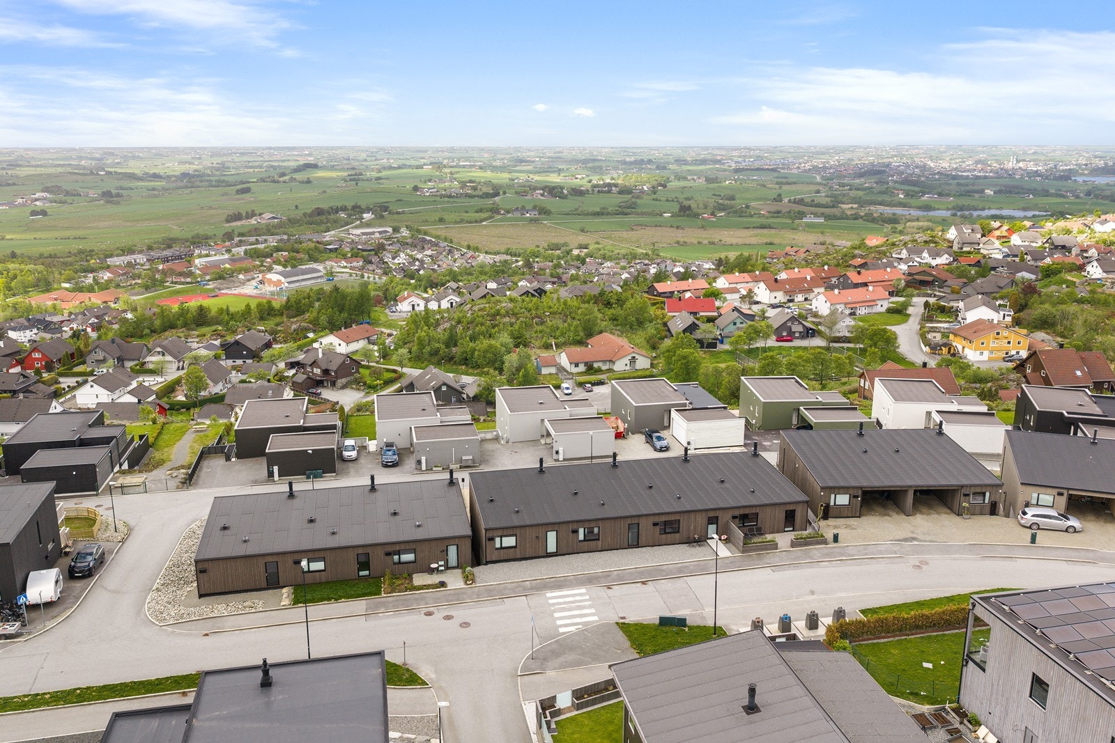 Her bor man med kort vei til lekeplasser og flotte fellesområder som legger til rette for en aktiv og sosial hverdag for både barn og voksne. Galleribilde