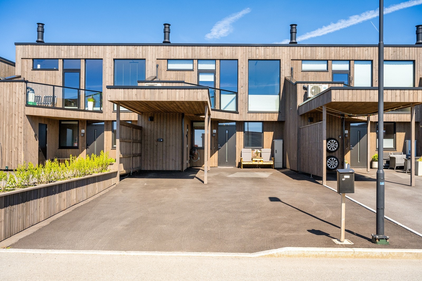 Et moderne og innholdsrikt rekkehus fra 2024 med attraktiv beliggenhet på Lyefjell. Her får du en familievennlig bolig med smart planløsning, gode solforhold, flott utsikt og gjennomgående moderne standard. Galleribilde