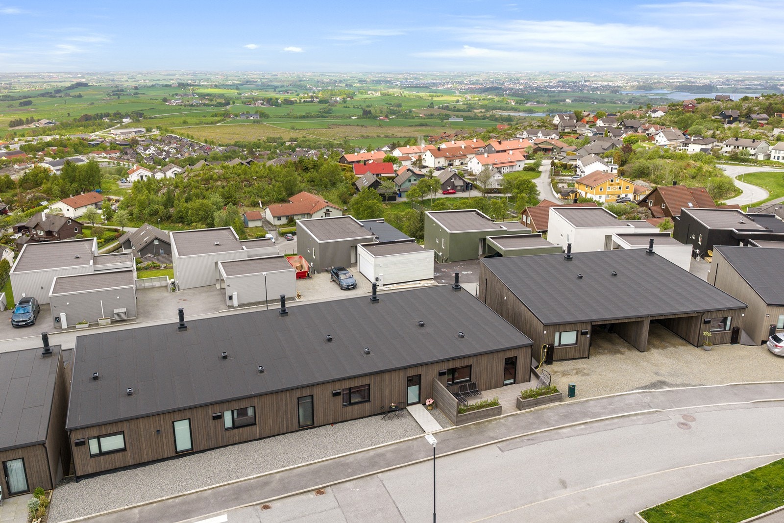 Boligen ligger i et attraktivt og familievennlig boligområde på Lye, kjent for et trygt bomiljø og god infrastruktur. Området har et godt utvalg av barnehager og skole i nærheten. Galleribilde