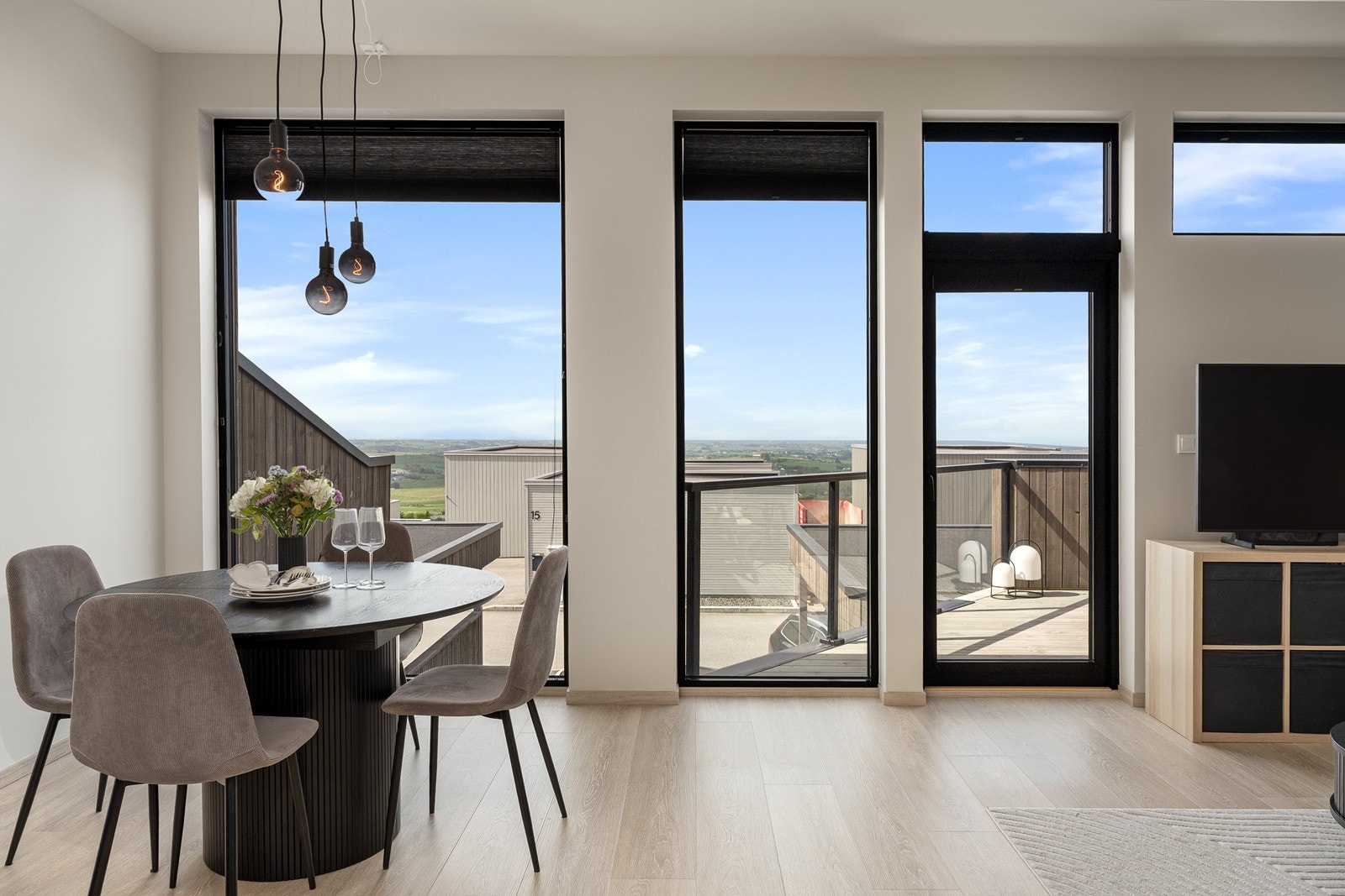 Fra stuen er det utgang til terrasse/balkong med gode solforhold og plass til utemøbler. Galleribilde