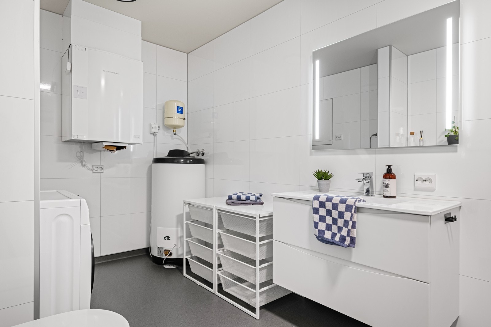 Det er i tillegg tilrettelagt med opplegg for vaskemaskin og tørketrommel. Galleribilde