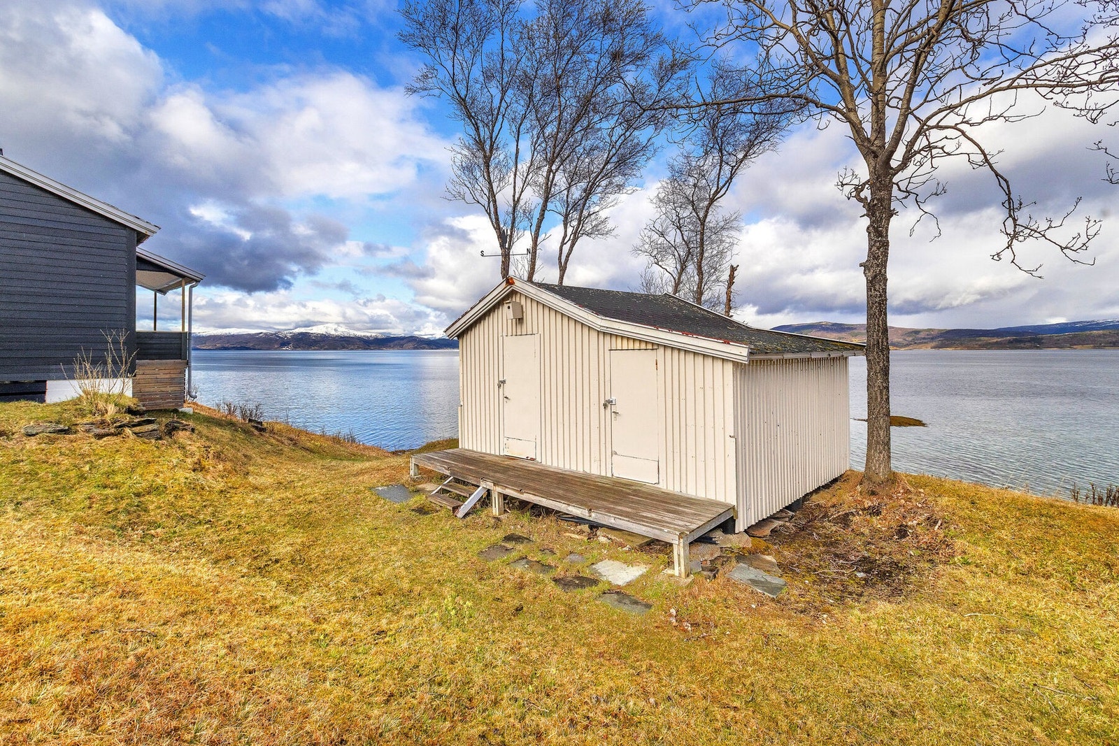 Eiendommen inkluderer et uthus med lagringsmuligheter. Galleribilde