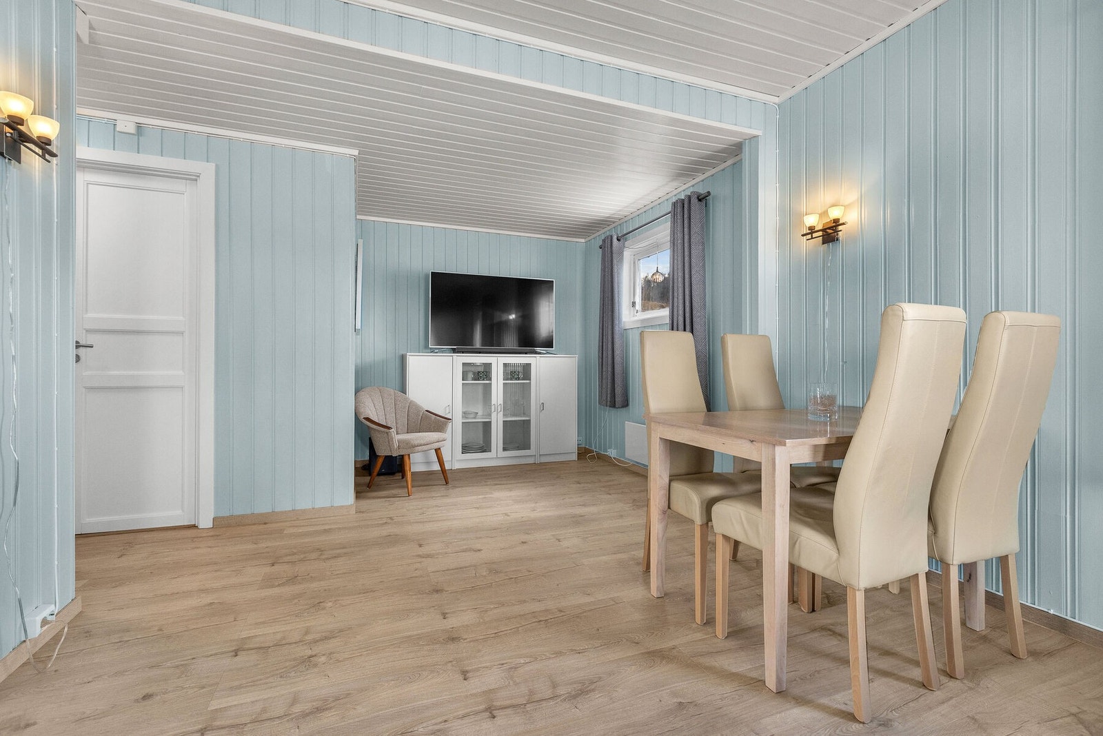 Spisestuen har god plass til måltider med familie og venner. Galleribilde