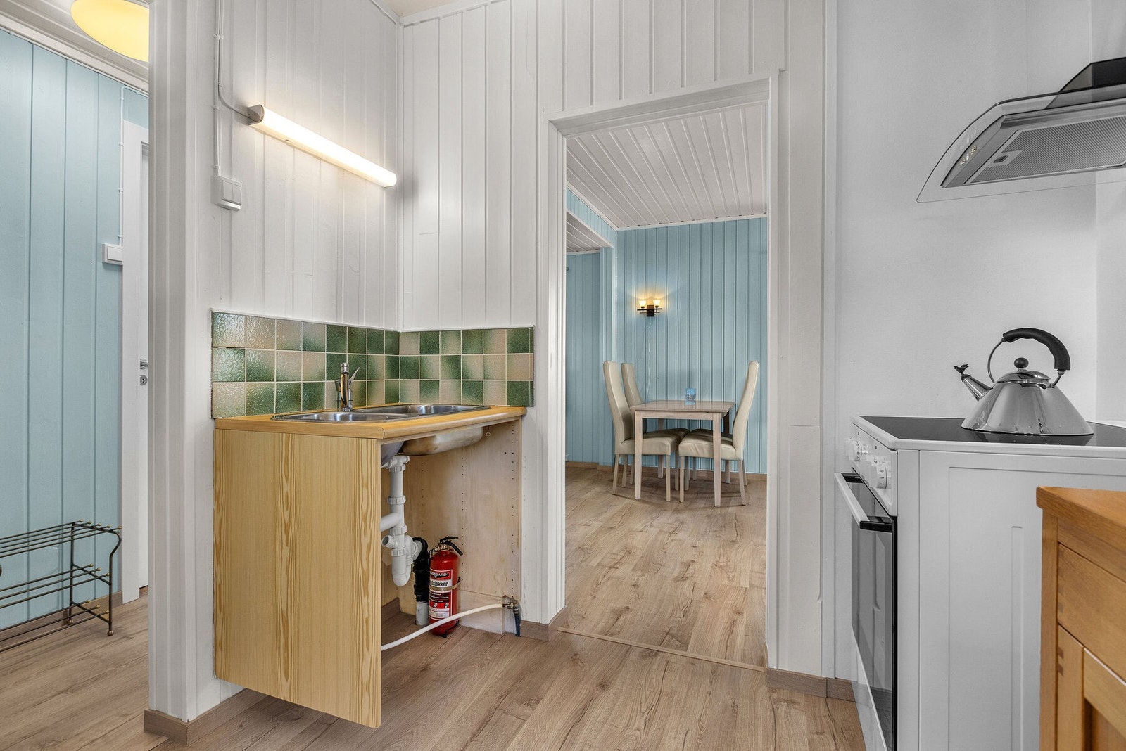 Hytta har innlagt privat sommervann fra brønn på naboeiendommen. Galleribilde