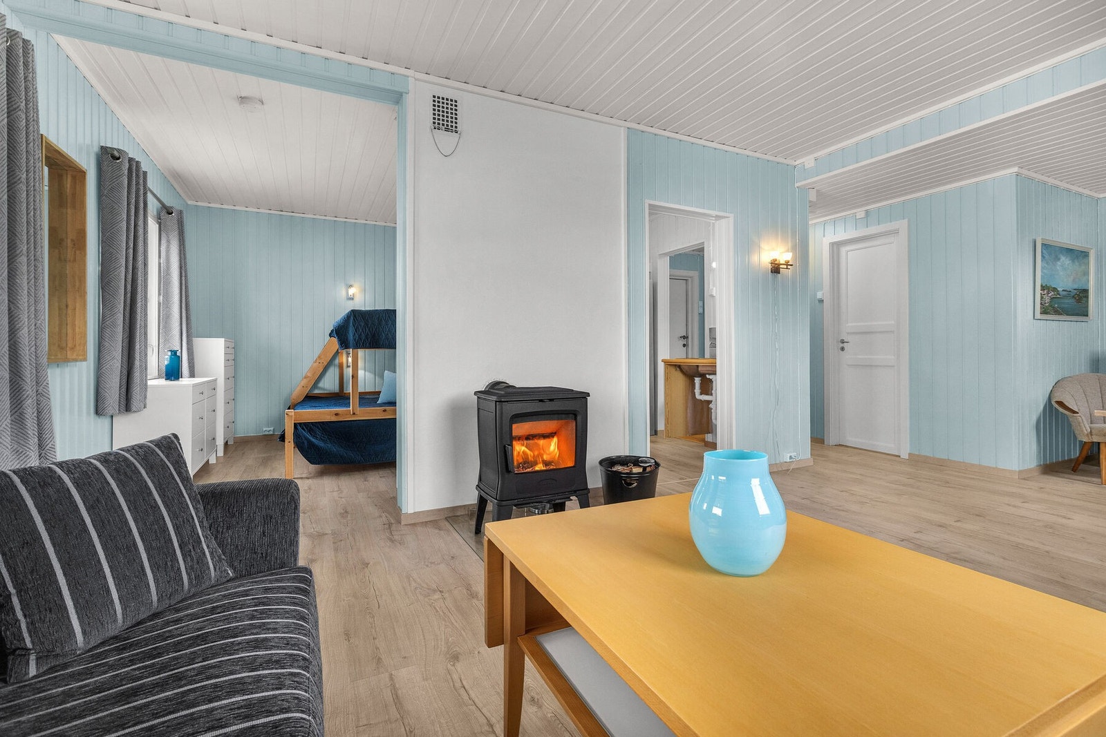 En vedovn fra 2020 gir god varme og en hyggelig atmosfære på kjølige dager. Galleribilde