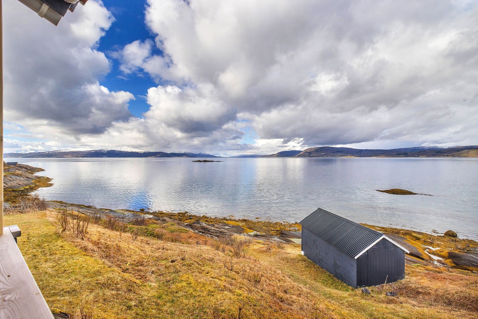 Fra balkongen har man en flott utsikt over sjøen og landskapet. Galleribilde
