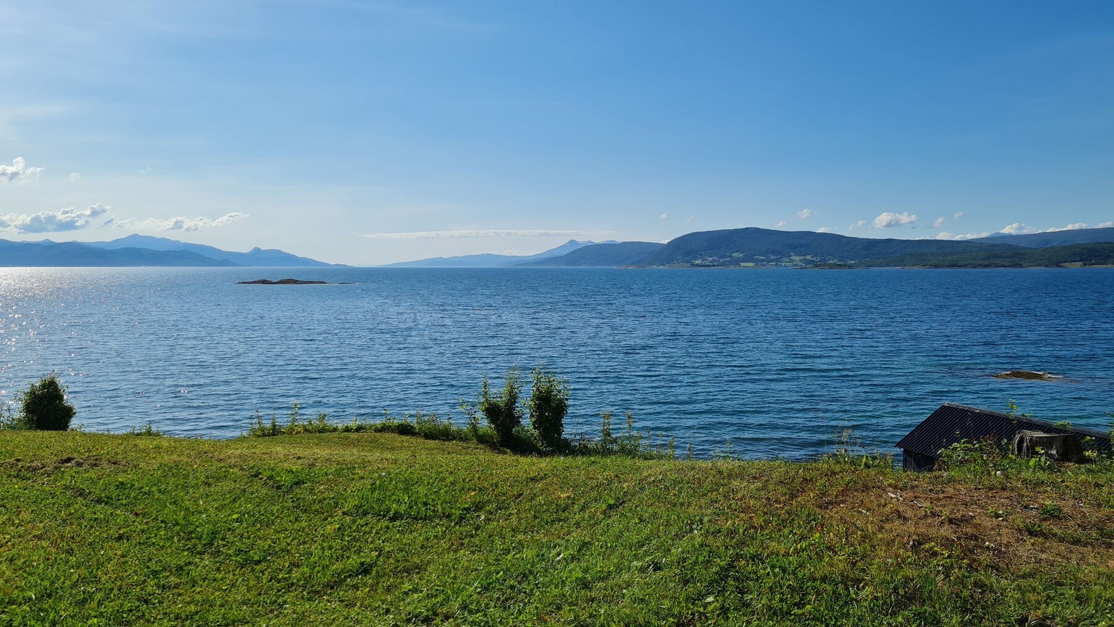 Utsikt over fjorden på en klar sommerdag (privat bilde) Galleribilde