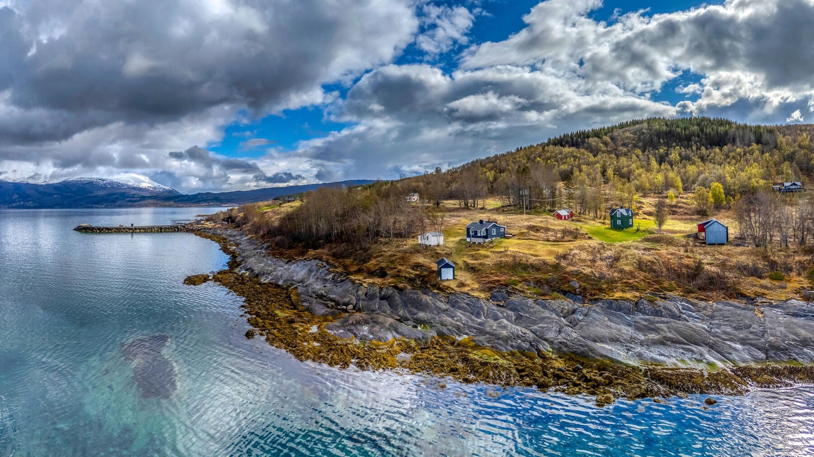 Eiendommen sett fra sjøsiden. Galleribilde