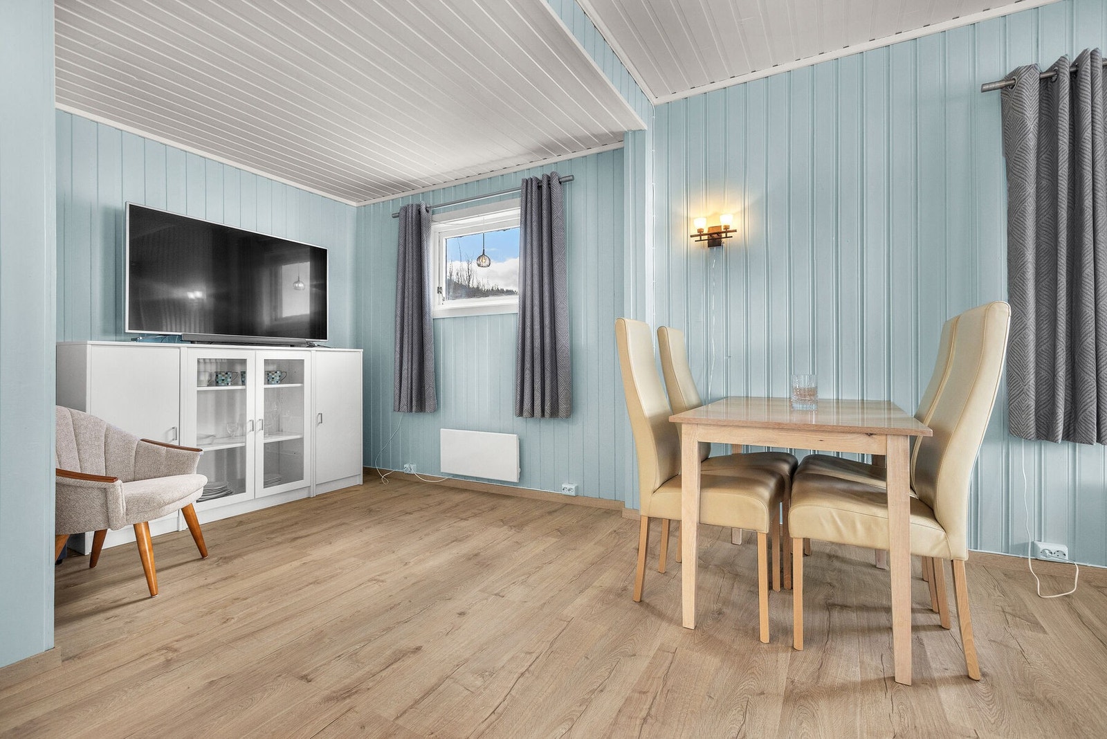 Vinduene slipper inn dagslys og gir utsyn mot naturen. Galleribilde