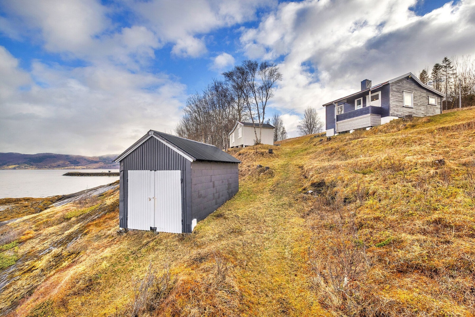 Naustet er fundamentert på pilarer til mark. Galleribilde