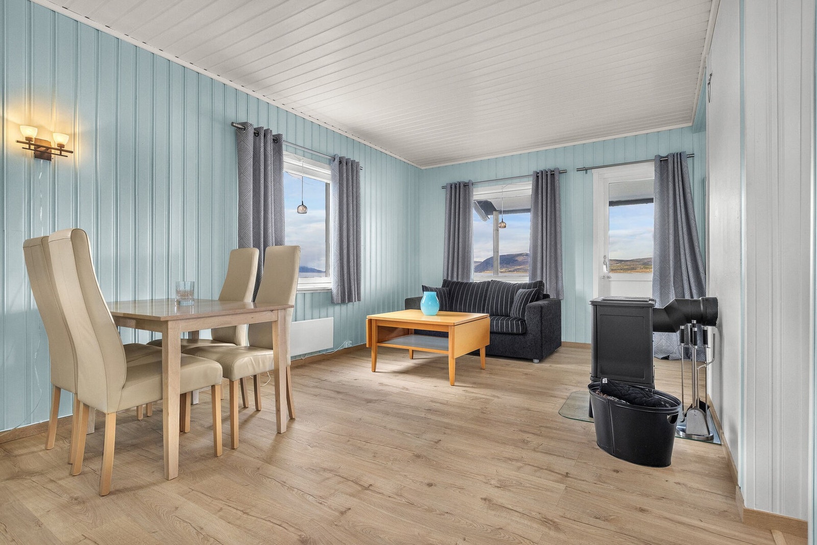 Fra stuen er det direkte utgang til en overbygget balkong. Galleribilde