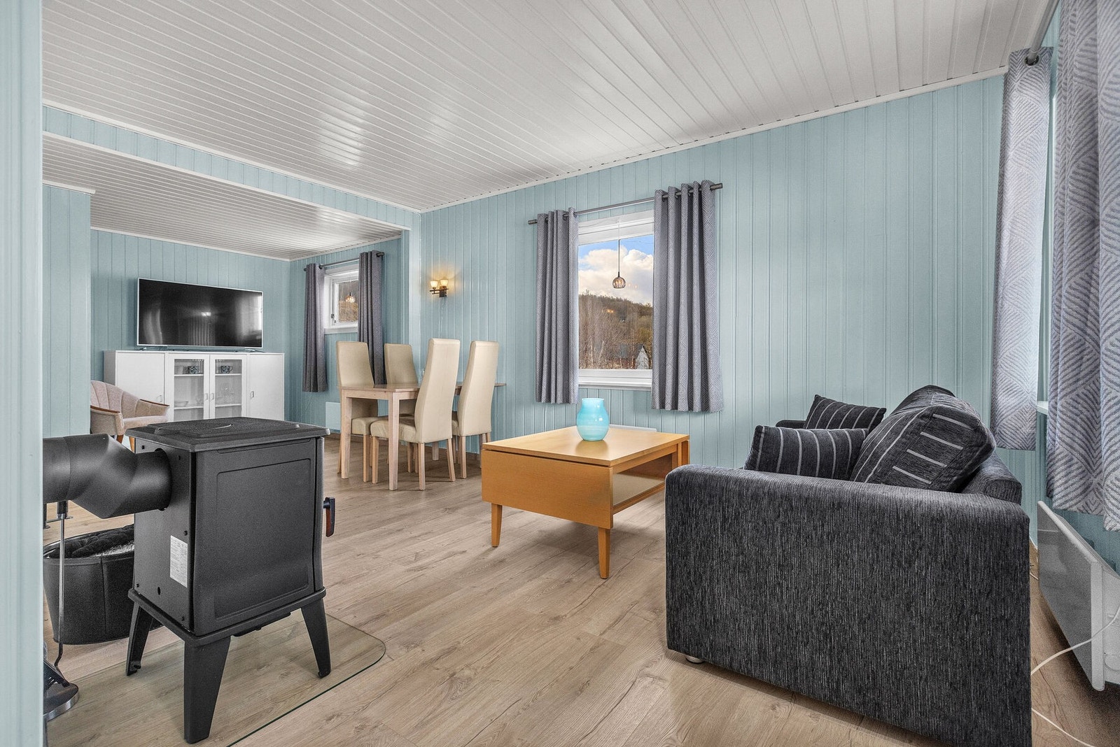 Stuen er et lyst og trivelig samlingspunkt med plass til både sofagruppe og spisebord. Galleribilde