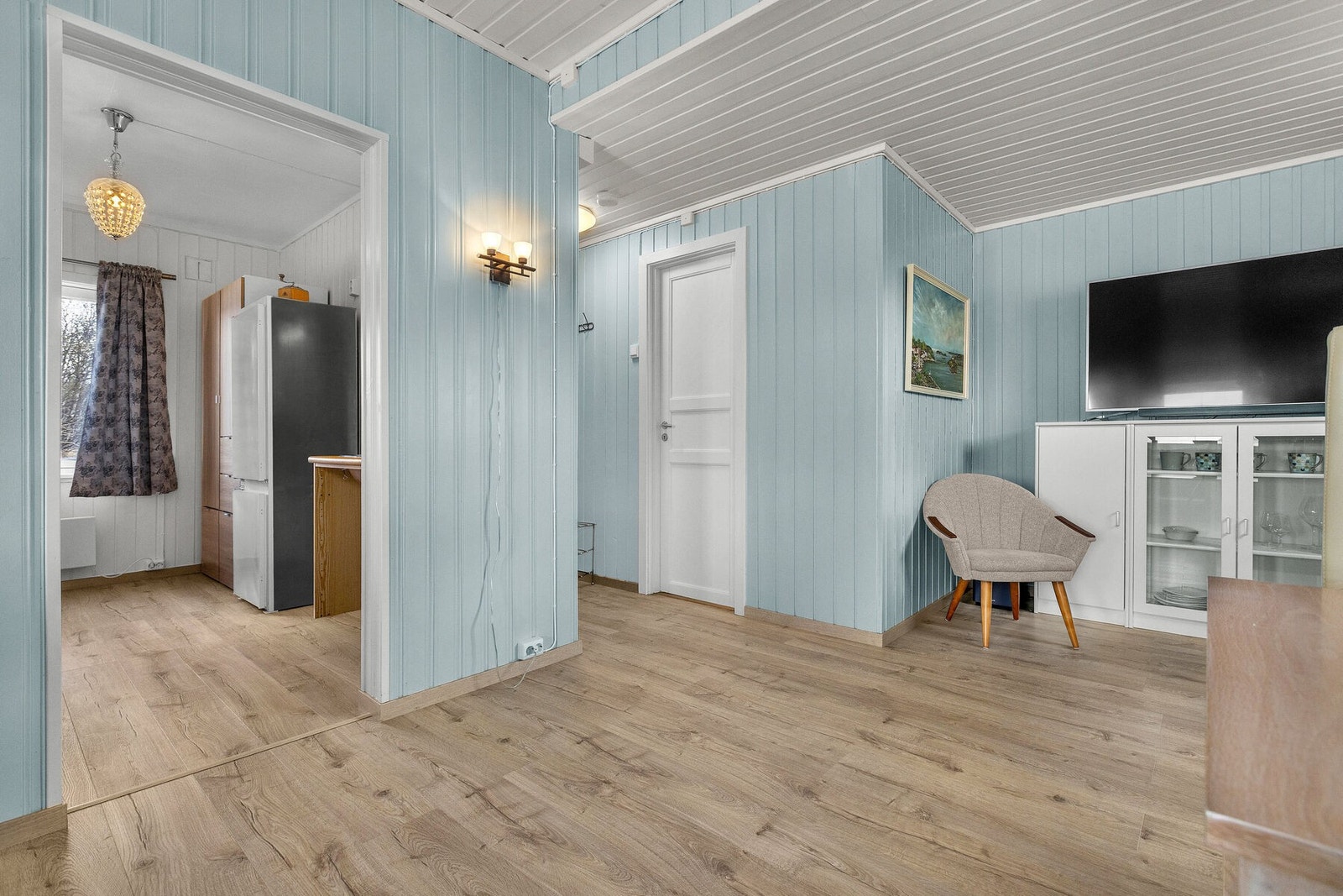Fra stuen er det åpen passasje inn til kjøkkenkroken. Galleribilde