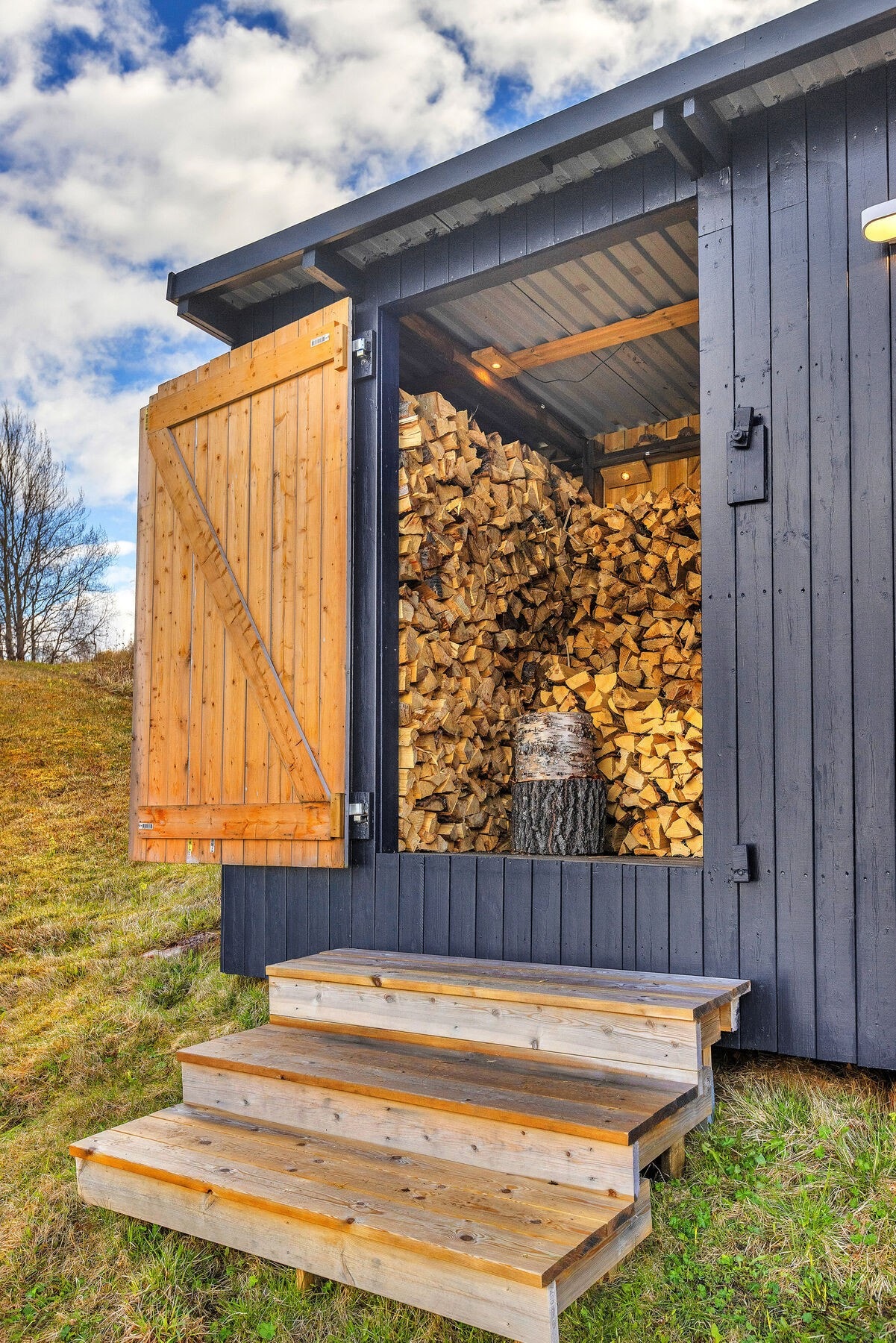 God plass til lagring av ved for vinterhalvåret. Galleribilde