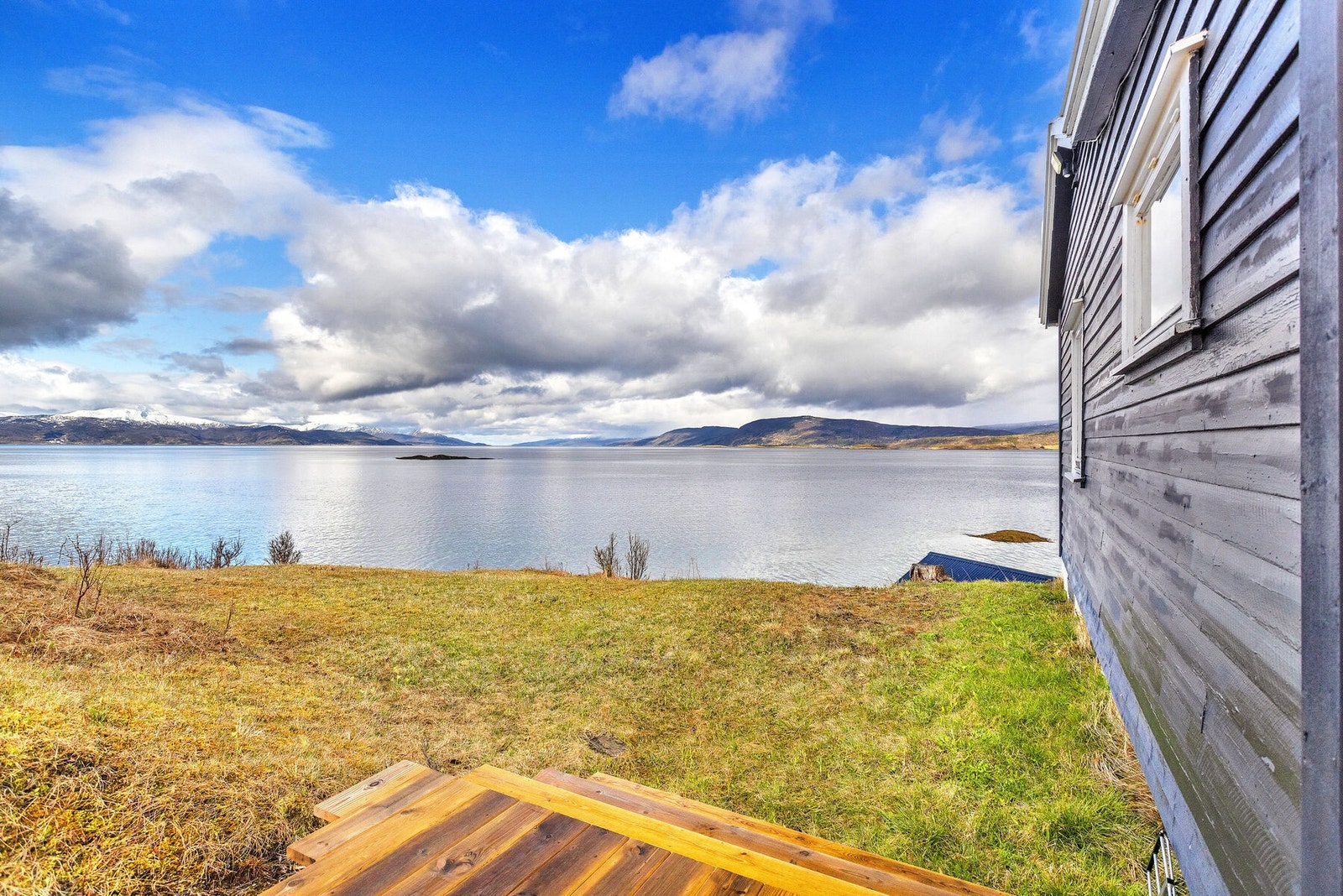 Utsyn fra eiendommen mot fjorden. Galleribilde