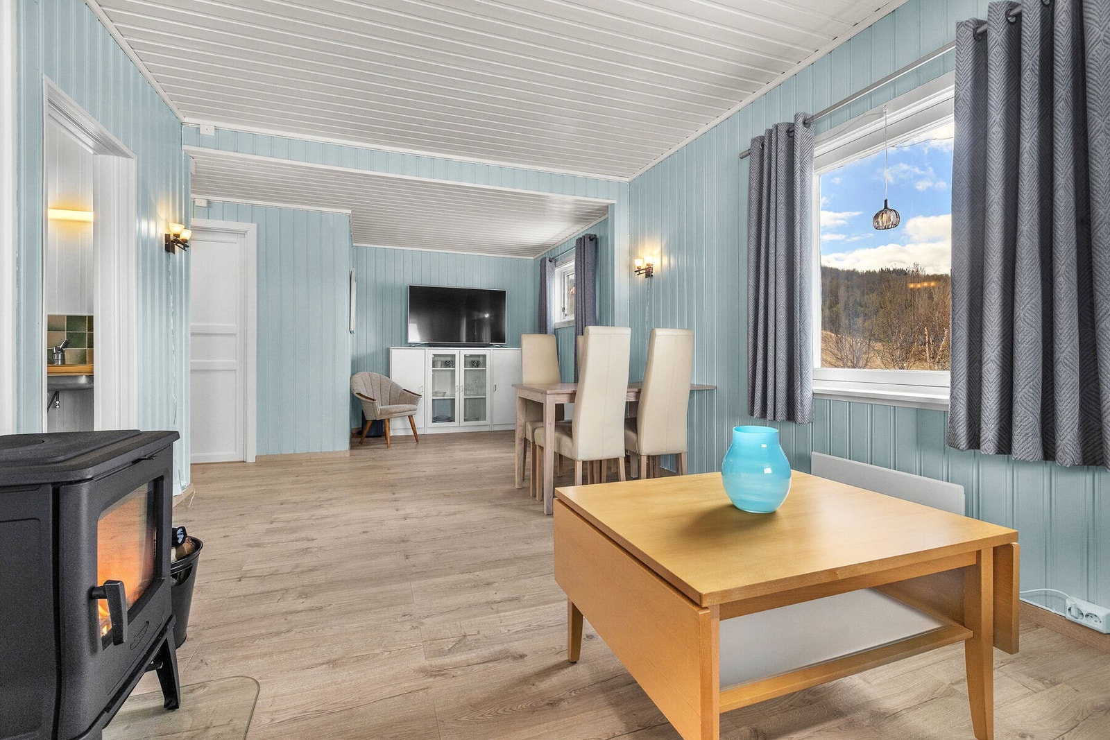 Rommet har gjennomgående laminatgulv og malte trepanel på vegger og i himling. Galleribilde