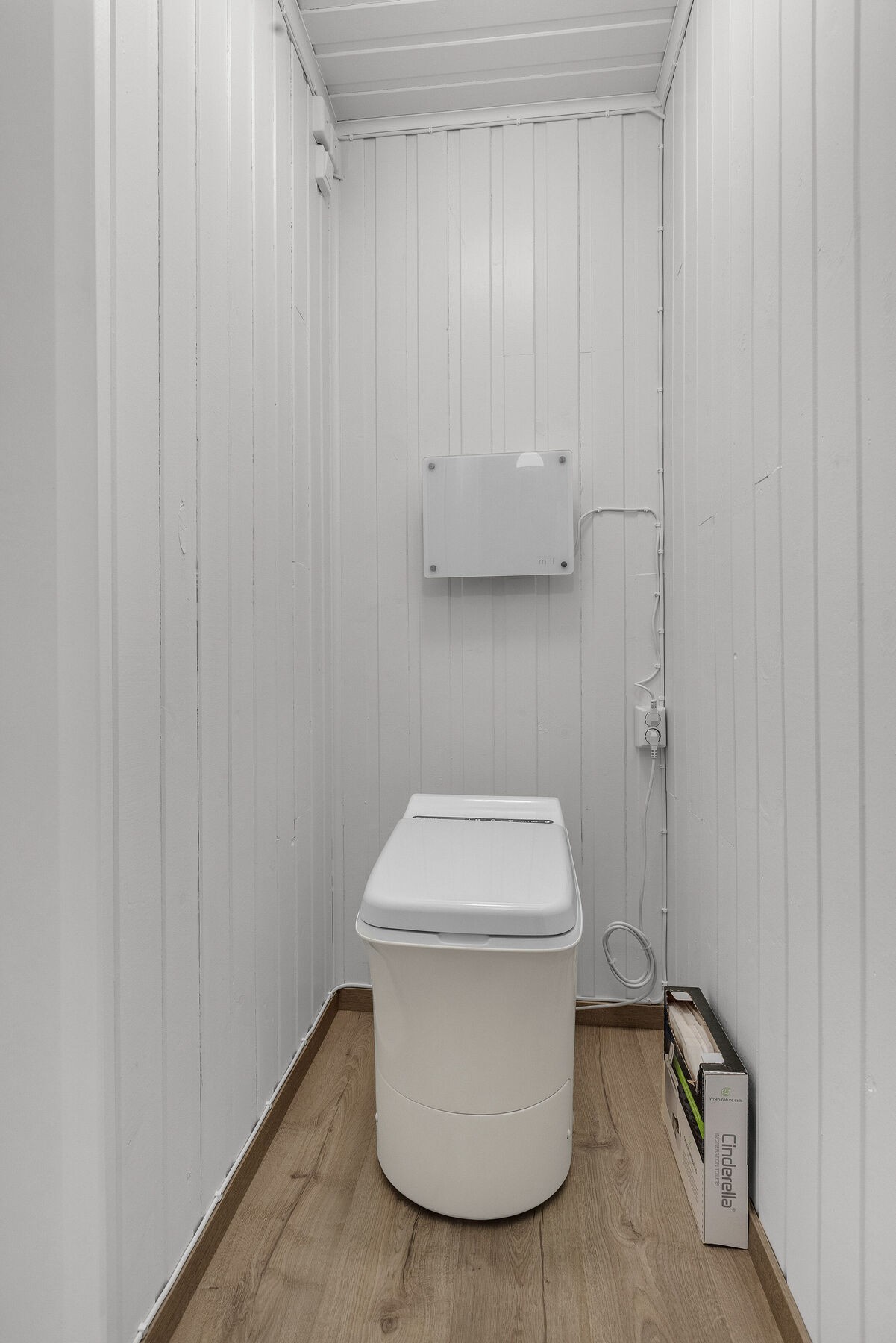 Separat toalettrom utstyrt med et Cinderella el-forbrenningstoalett, installert i 2019. Galleribilde