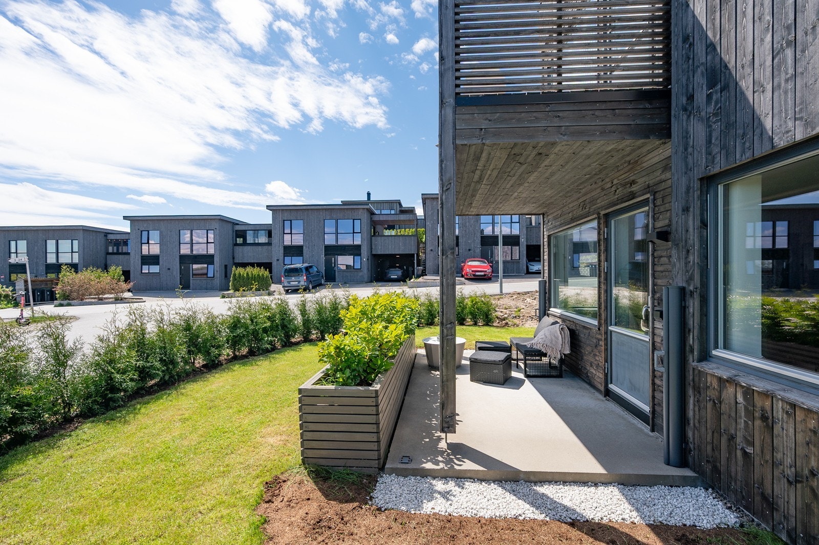 Terrassen har takoverbygg, med mulighet for sitteplasser Galleribilde
