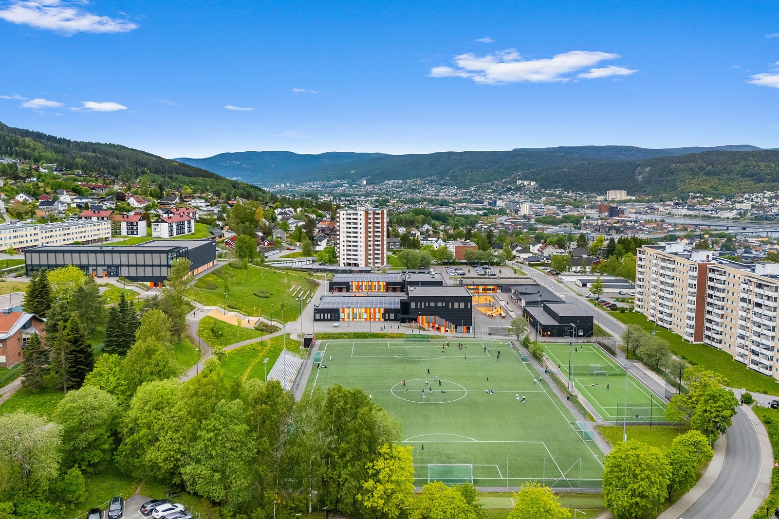 Fjell skole ble rehabilitert i 2019/20 og har en moderne aktivitetshall som bl.a. rommer flerbrukshall, bydelsbibliotek og ungdomsklubb Galleribilde