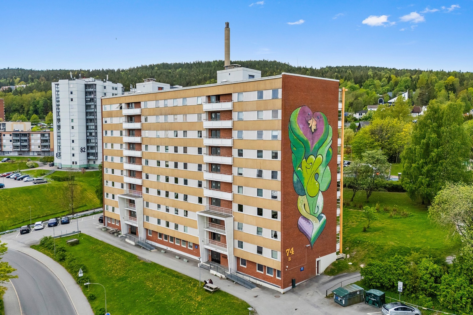 Eiendommen har en attraktiv og sentral beliggenhet på Fjell med gangavstand til barnehage, skole, idrettsanlegg og dagligvarebutikk Galleribilde