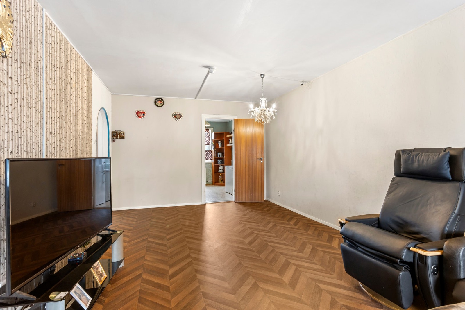 Rommet har plass til sofa, tv-møblement og et spisebord Galleribilde