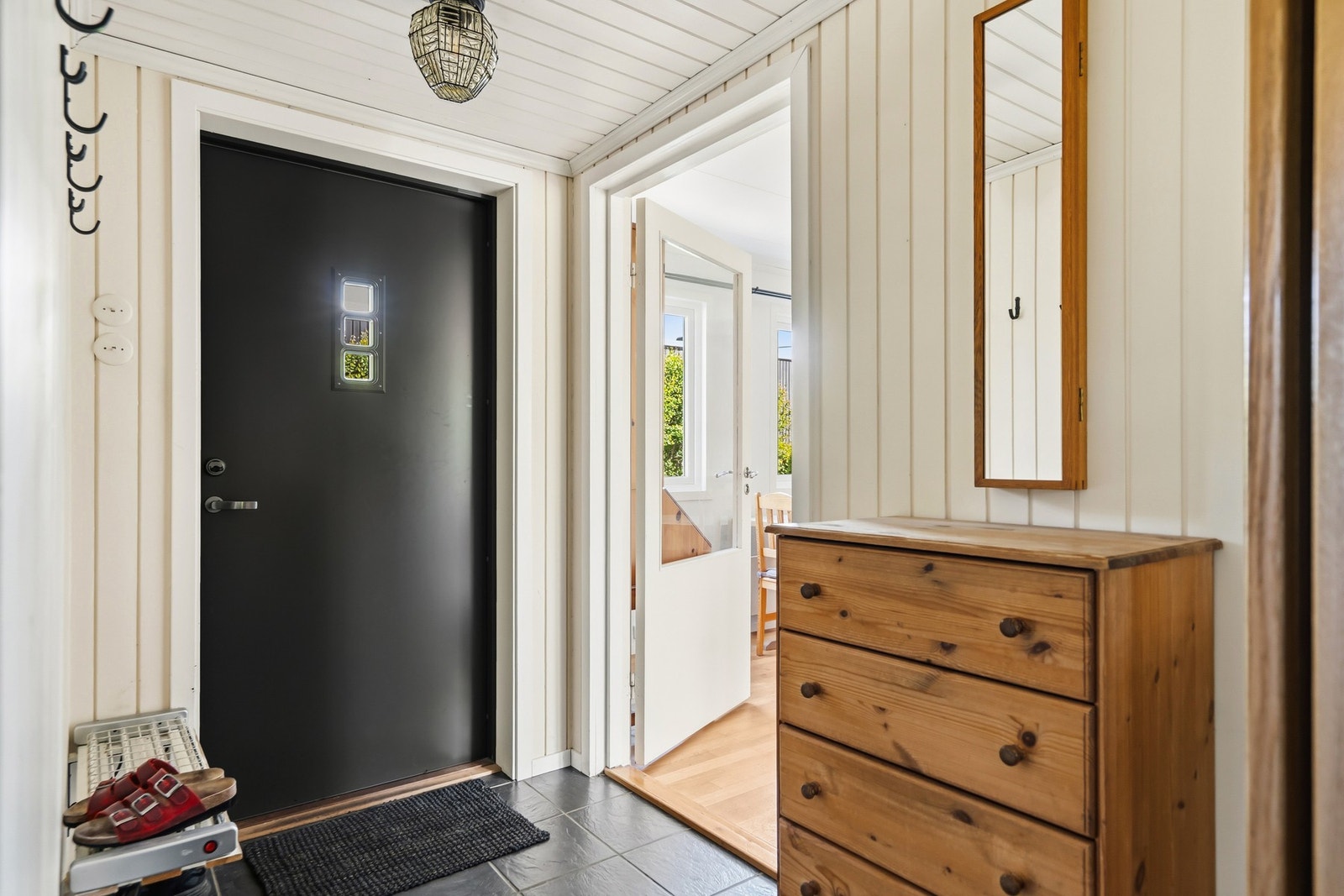 Velkommen inn. Det er praktiske boder rett ved inngangsdøren. Galleribilde