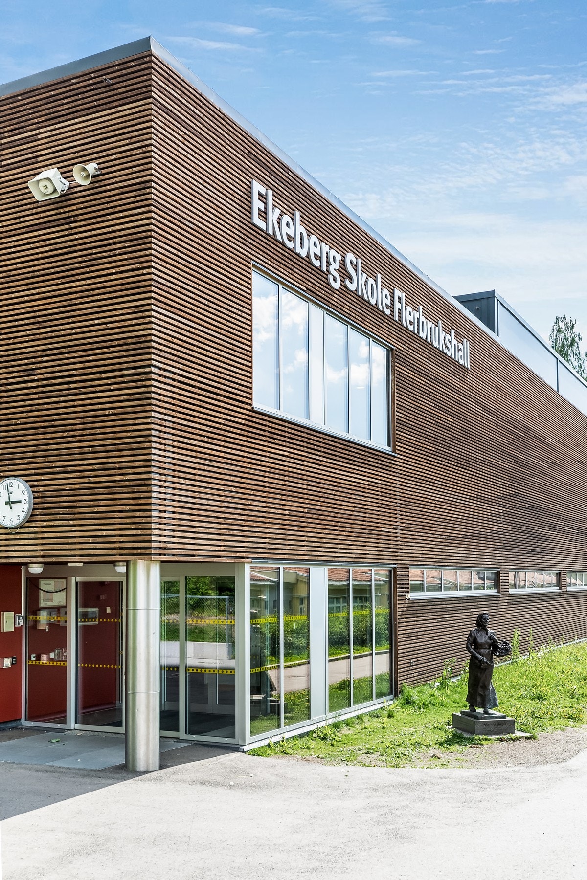 Ekeberghallen og sletta ligger rett i nærheten Her er det godt med treningsmuligheter for store og små. Galleribilde