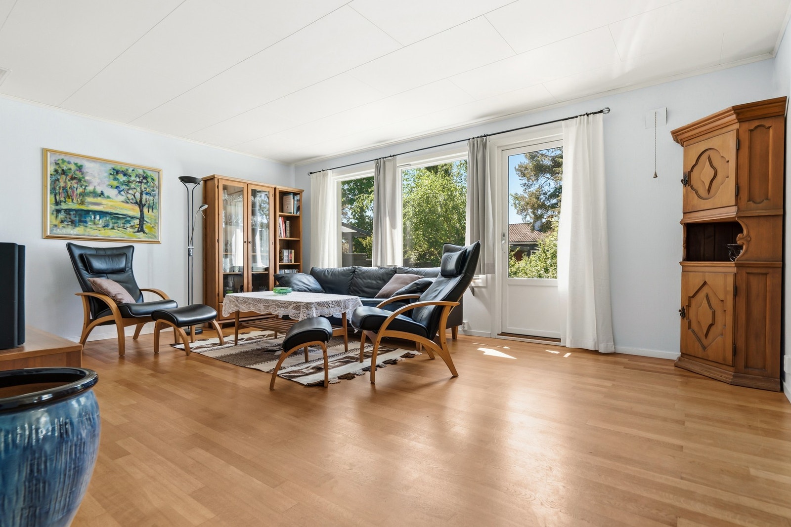Lys og innbydende stue med god plass til sofagruppe og tv-seksjon. Store vindusflater gir gode lys- og solforhold. Galleribilde