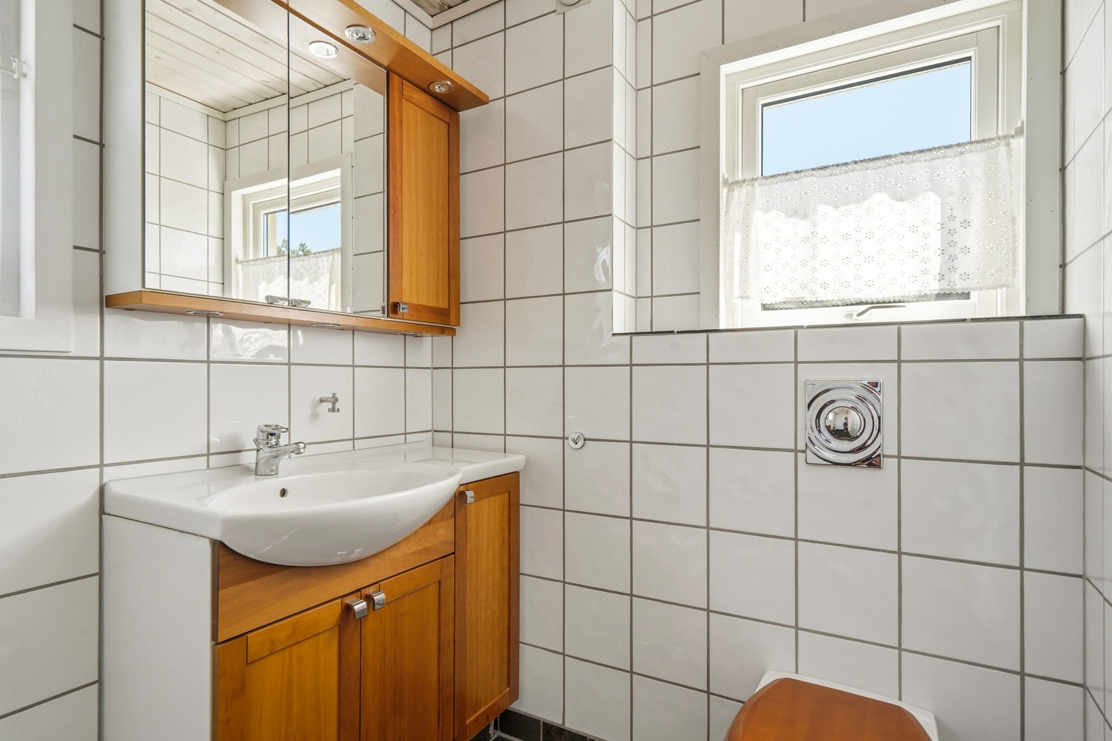 Baderommet har vindu som bidrar til god ventilasjon og et godt inneklima. Galleribilde