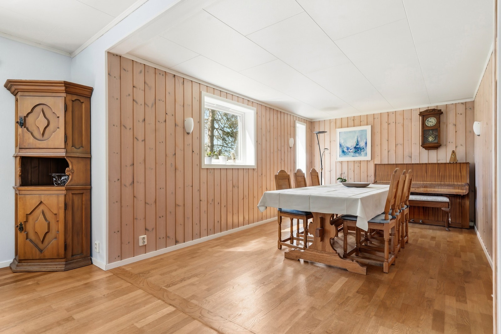 Stuen har en naturlig inndeling for spisebord med god plass til piano mm. Galleribilde