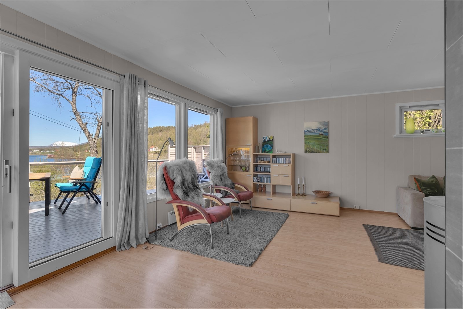 Stue med store vindusflater, fin utsikt og godt innslipp av naturlig lys Galleribilde