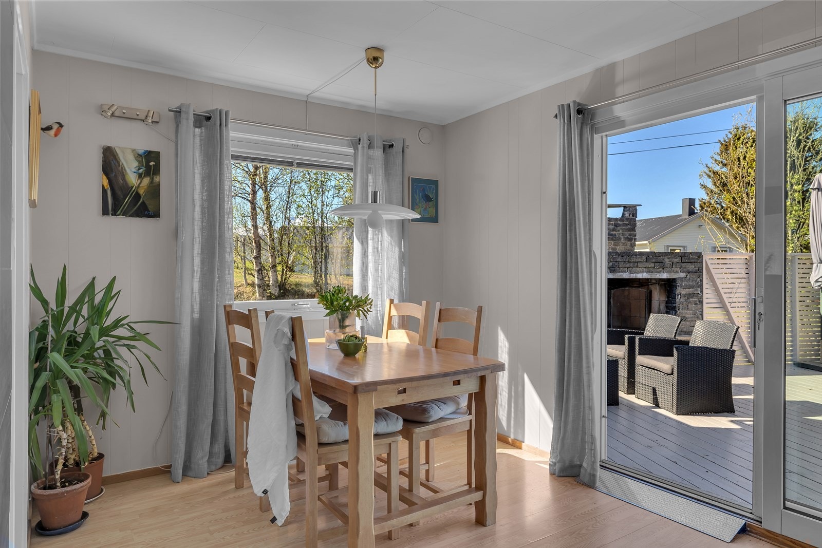 Utgang til terrasse gjennom skyvedør Galleribilde