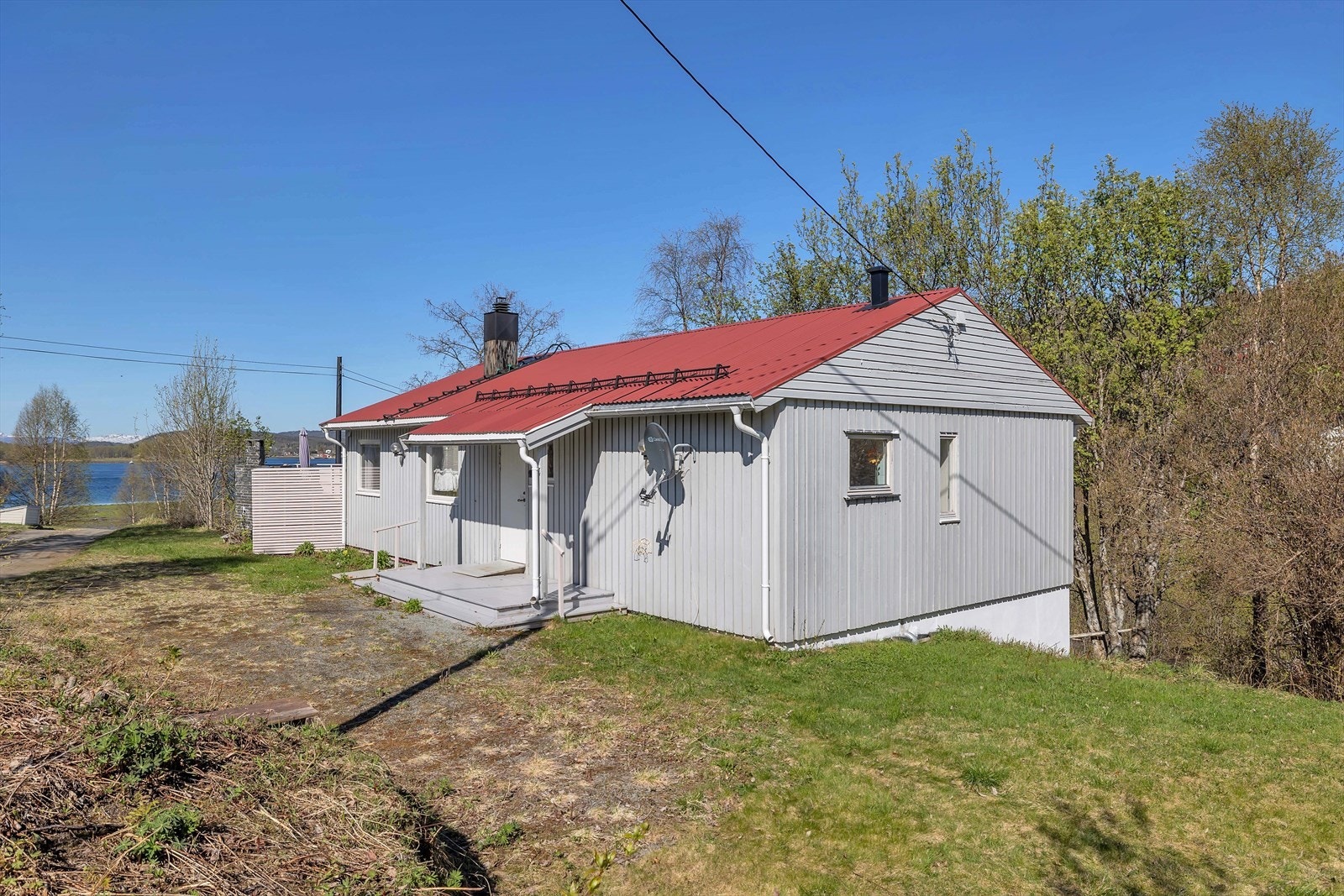 Huset har løsning over to etasjer hvor inngangen er i øvre plan Galleribilde