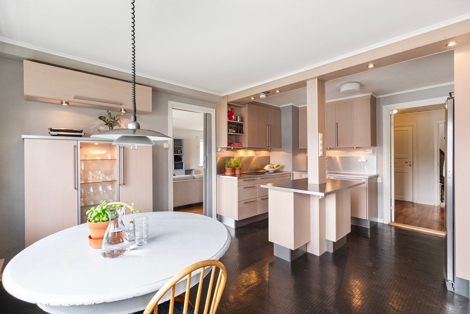 Kjøkkenet i hovedetasjen har innredning med slette fronter og laminat benkeplate med plater mot overskap. Galleribilde