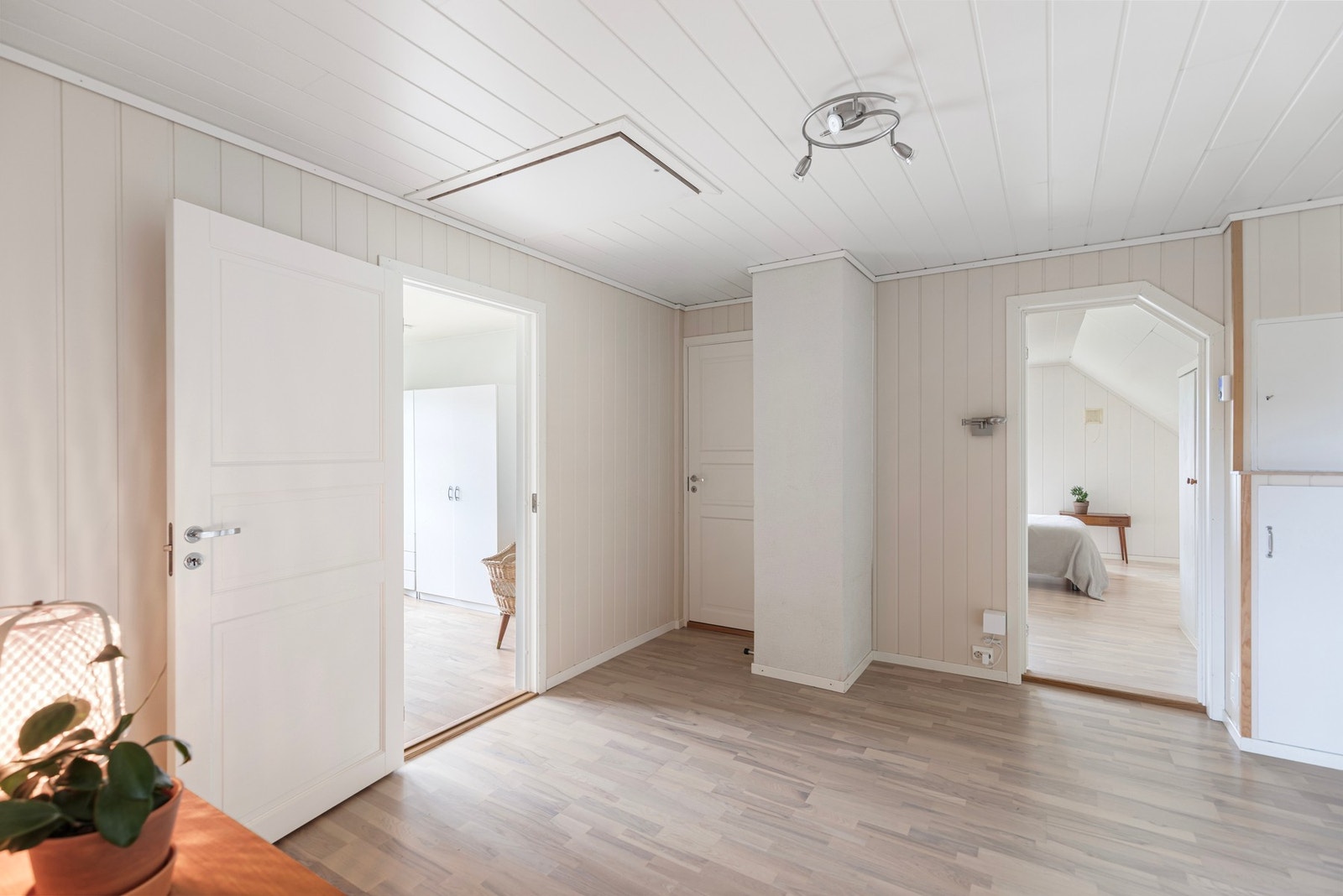 Fra gang i hovedetasje går trappen til loftsetasjen. Galleribilde