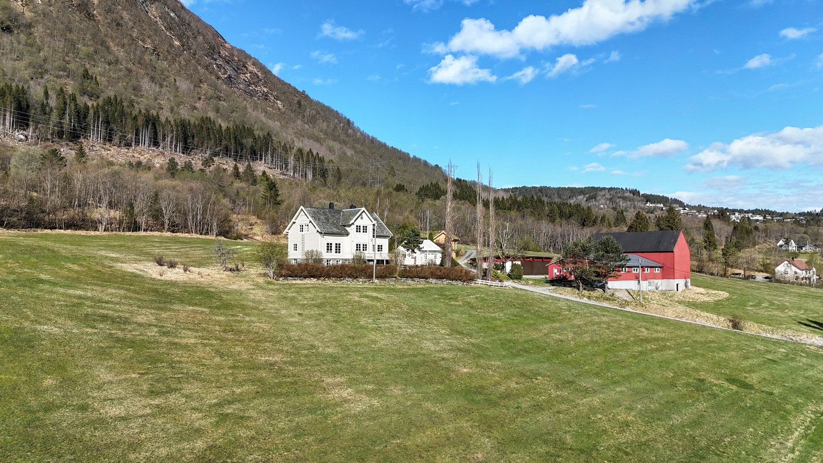 Jorden blir idag drevet av eier, med salg av grovfor i rundball. Dagens produksjon er Debio-godkjent økologisk. Galleribilde