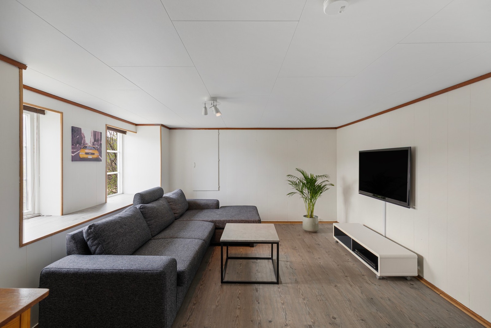 I front av etasjen er det innredet kjellerstue med vannbåren gulvvarme. Galleribilde